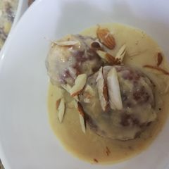 A picture of Rabdi gulab jamun.