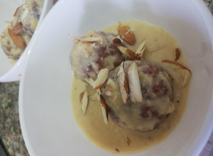 A picture of Rabdi gulab jamun.