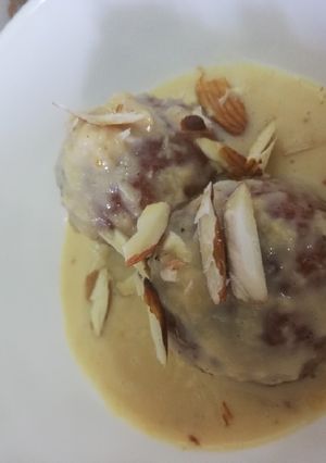 A picture of Rabdi gulab jamun.