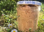 Une photo de cornichons oignons