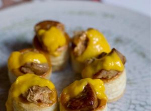 Una foto de Volovanes rellenos de foie y salsa de mango