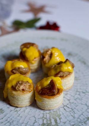 Una foto de Volovanes rellenos de foie y salsa de mango