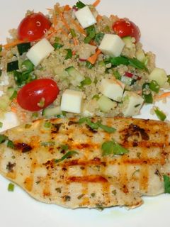 Una foto de PECHUGA DE POLLO A LA PLANCHA CON QUINUA TABULÉ