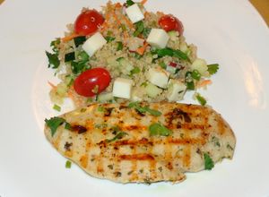 Una foto de PECHUGA DE POLLO A LA PLANCHA CON  QUINUA TABULÉ