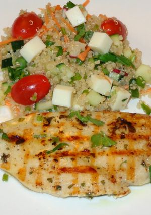 Una foto de PECHUGA DE POLLO A LA PLANCHA CON  QUINUA TABULÉ