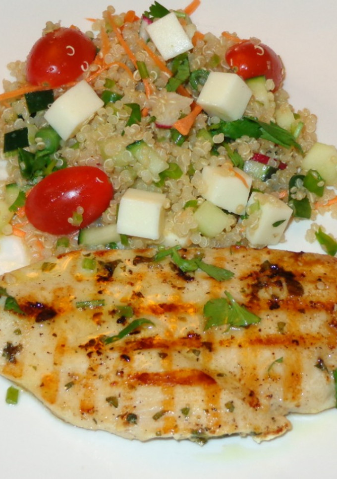 Una foto de PECHUGA DE POLLO A LA PLANCHA CON  QUINUA TABULÉ