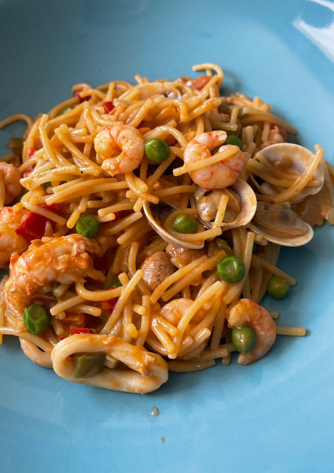 Una foto de Fideos a la marinera