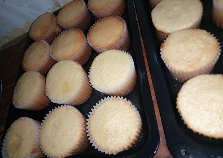 Recipe of Any-night-of-the-week Plain vanilla cupcakes
