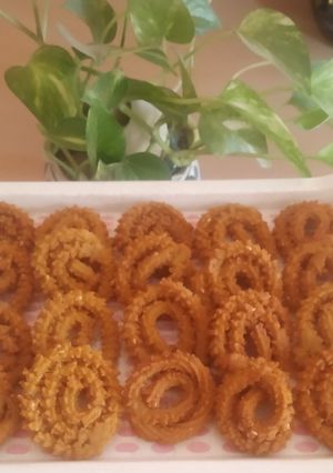 ઘઉંના લોટની ચકરી(chakri recipe in gujarati) રેસીપી મુખ્ય ફોટો