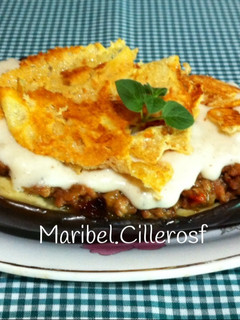 Una foto de Berenjena rellena de carne y verduras