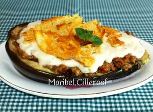 Una foto de Berenjena rellena de carne y verduras