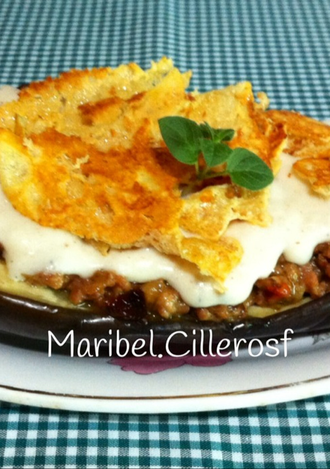 Una foto de Berenjena rellena de carne y verduras