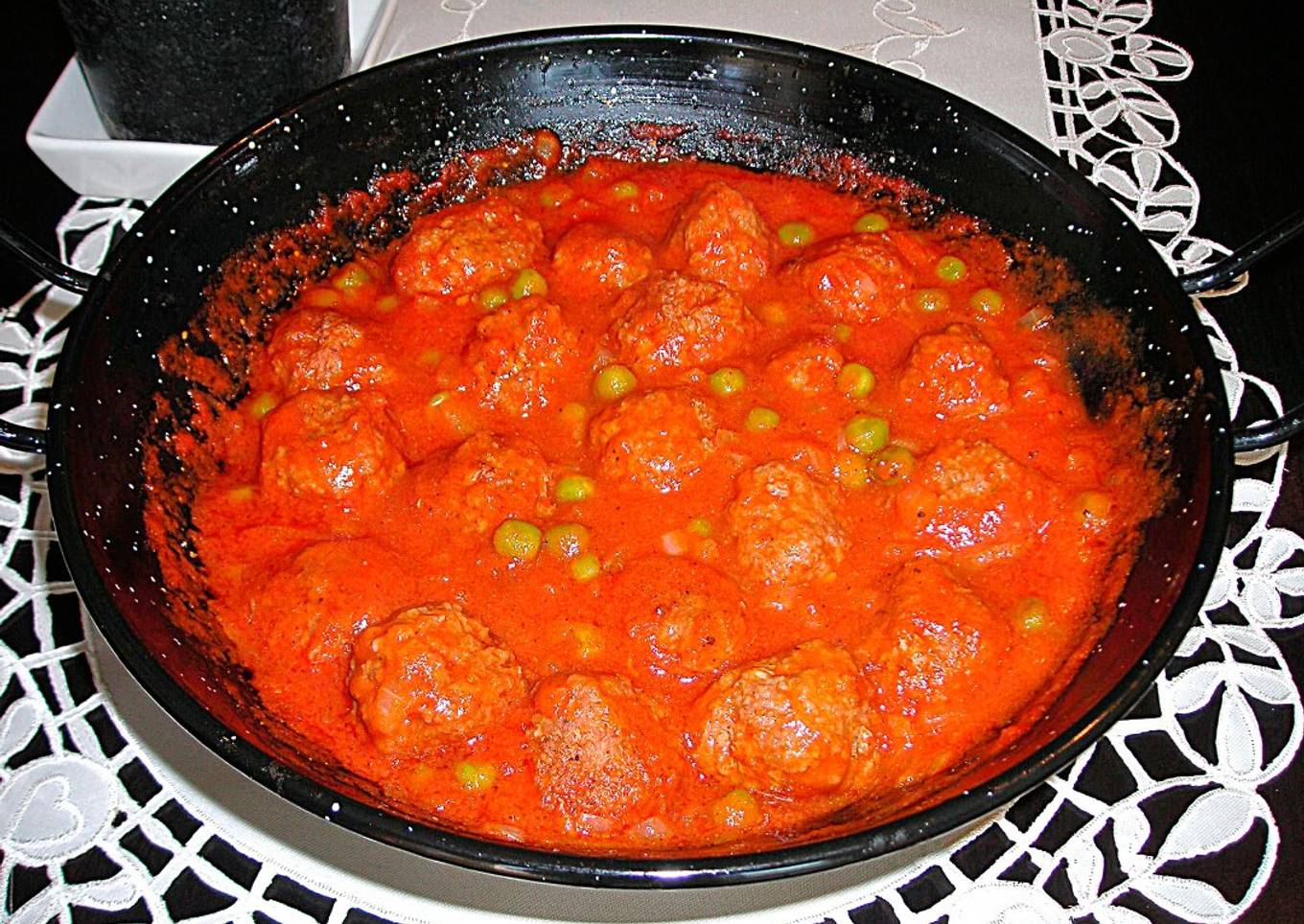 Albóndigas en salsa de tomate al canela y patatas fritas