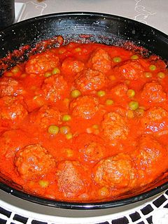 Una foto de Albóndigas en salsa de tomate al canela y patatas fritas