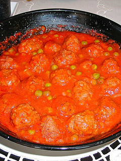 Una foto de Albóndigas en salsa de tomate al canela y patatas fritas