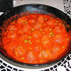 Albóndigas en salsa de tomate al canela y patatas fritas