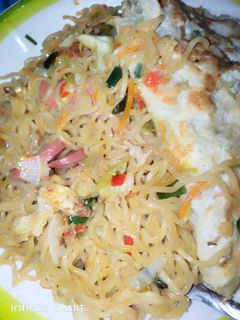 Dahuwar indomie da sausage da kwai ainihin hoton girkin