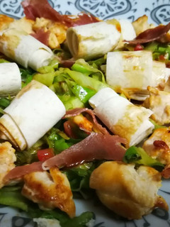 Una foto de Ensalada de repollo con pollo y jamón