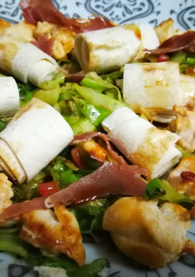 Una foto de Ensalada de repollo con pollo y jamón