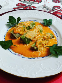 Una foto de Canelón de lechuga con picado de ternera, champiñones y salsa de pimientos