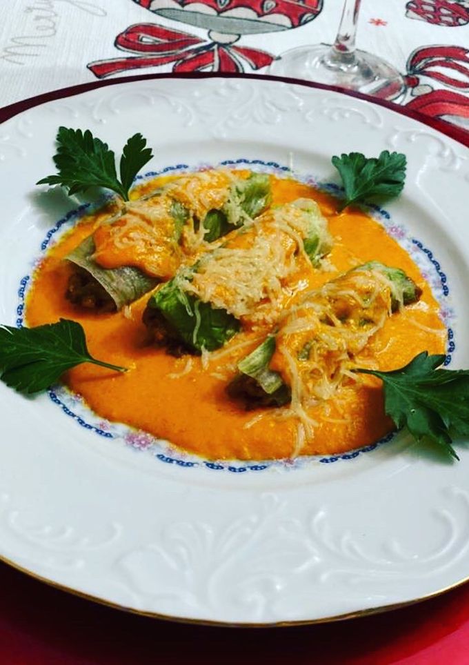 Una foto de Canelón de lechuga con picado de ternera, champiñones y salsa de pimientos