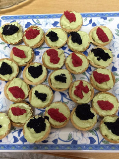 Una foto de Canapés con crema de aguacate y queso con caviar