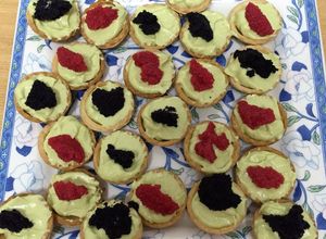 Una foto de Canapés con crema de aguacate y queso con caviar
