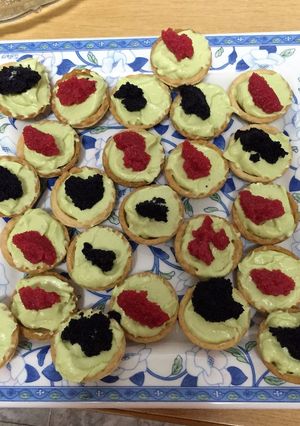 Una foto de Canapés con crema de aguacate y queso con caviar