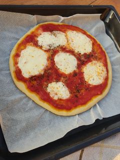 Una foto de Pizza de tomate, mozzarella y albahaca