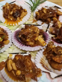Una foto de Zamburiñas rellenas de cigala, jamón huevo duro y vinagre de Módena