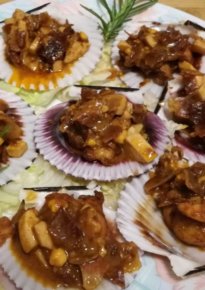 Una foto de Zamburiñas rellenas de cigala, jamón huevo duro y vinagre de Módena