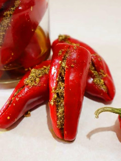 મેથીયા સ્ટફ લાલમરચા પિકલ (Methiya Stuffed Red Chili Pickle Recipe In Gujarati) રેસીપી મુખ્ય ફોટો