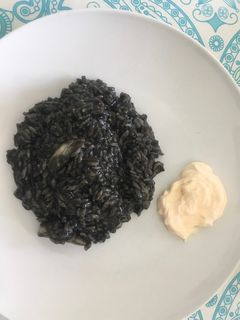Una foto de Arroz negro con sepia o chipirones
