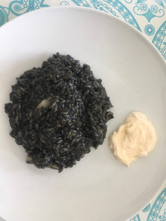 Una foto de Arroz negro con sepia o chipirones