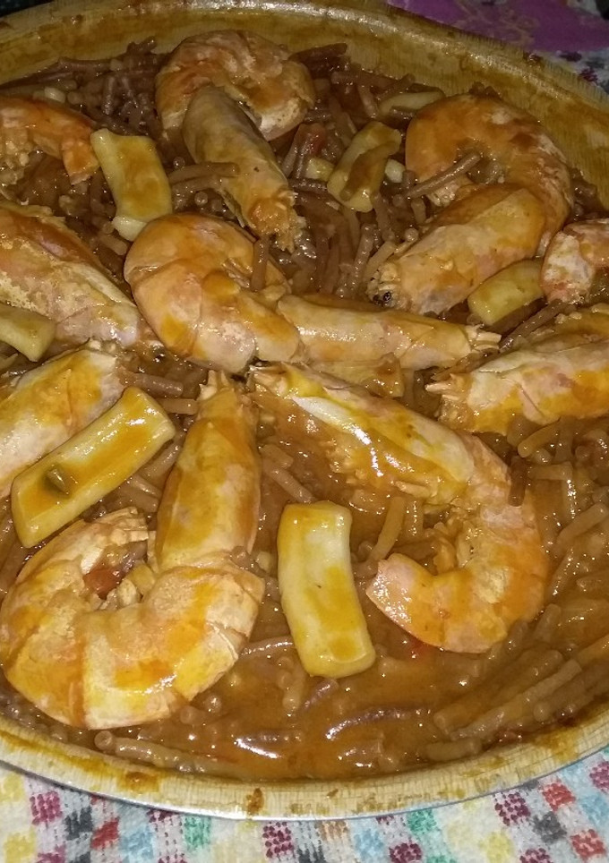 Una foto de Fideuá