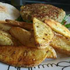 Una foto de Hamburguesa de atún al curry con patatas gajo al horno