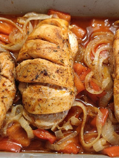 Una foto de Pollo al horno con verduras en salsa de pimentón de La Vera