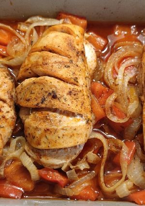 Una foto de Pollo al horno con verduras en salsa de pimentón de La Vera