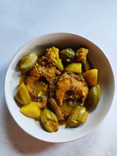 পটল ও সব্জী দিয়ে মাছের ঝাল(Potol,sobji diye mach er jhal recipe in Bengali) রেসিপির প্রধান ছবি