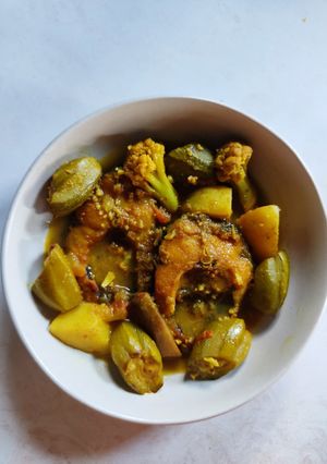 পটল ও সব্জী দিয়ে মাছের ঝাল(Potol,sobji diye mach er jhal recipe in Bengali) রেসিপির প্রধান ছবি