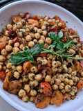 Lauwarmer Kichererbsen-Gemüse-Salat