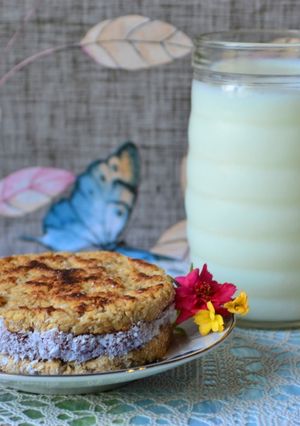 Una foto de Alfajor de avena y manteca de maní en sartén🌼