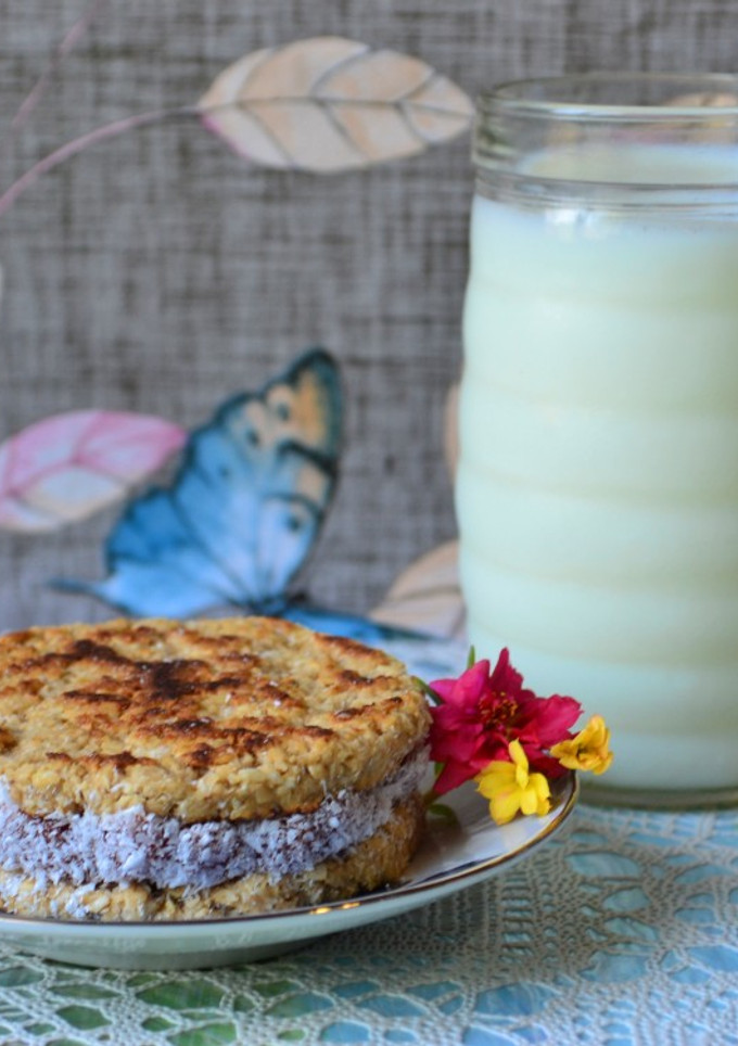 Una foto de Alfajor de avena y manteca de maní en sartén🌼