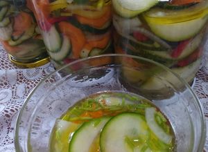 Foto de Zucchini em salada de conserva