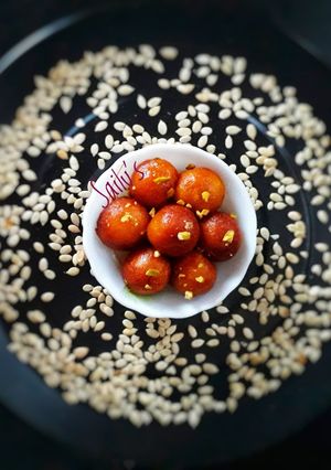 A picture of Khoya Gulabjamun.
