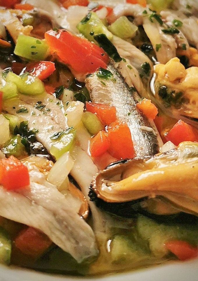 Una foto de Salpicón de Boquerones y Mejillones  en salsa vinagreta