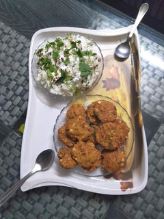 दही वड़ा और मसला वड़ा (Dahi vada aur masala vada recipe in Hindi) रेसिपी मुख्य फोटो