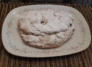 Una foto de Stollen de ricotta o Quark Stollen sin levadura