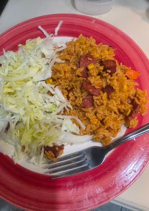 Una foto de Arroz con Salami y Ensalada de Repollo