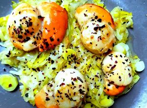 Une photo de Noix de st-Jacques poêlées sur fondue de poireaux et paillettes d'algues